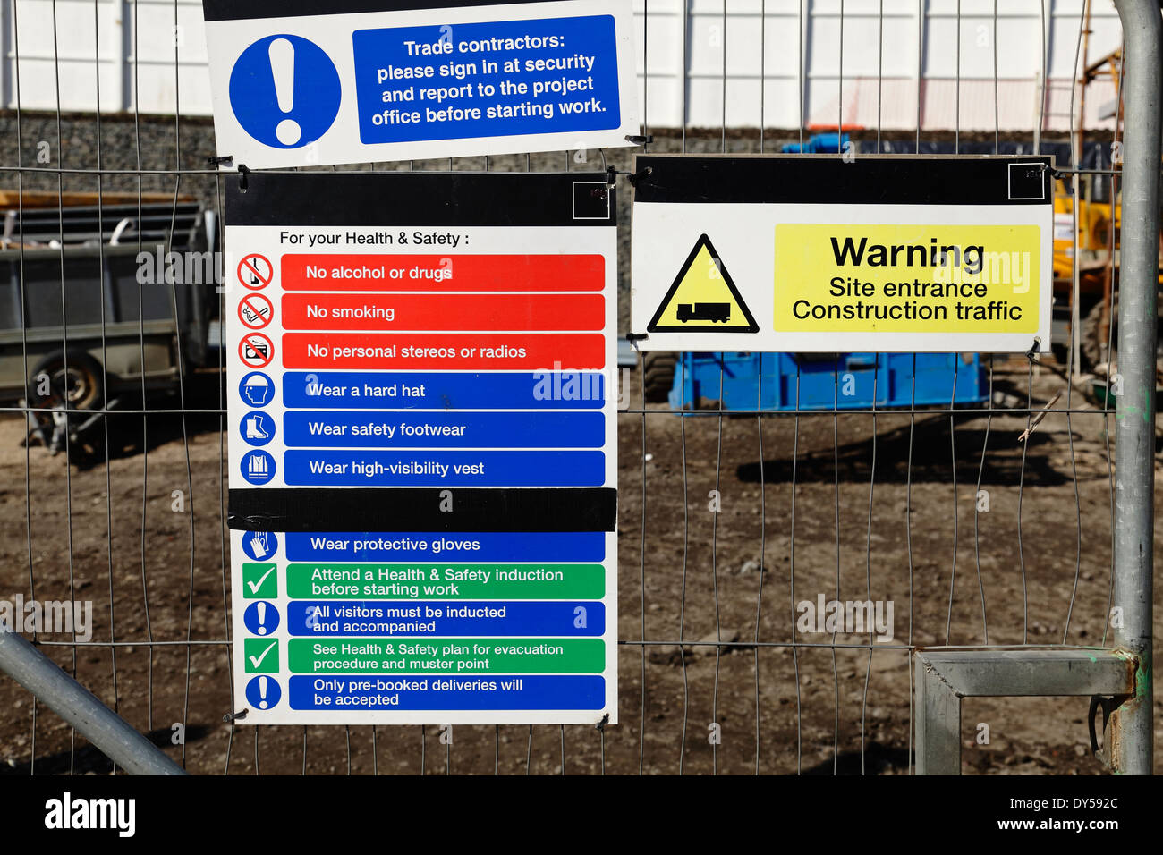 Avisos de seguridad y salud en la entrada a un sitio de construcción, UK Foto de stock