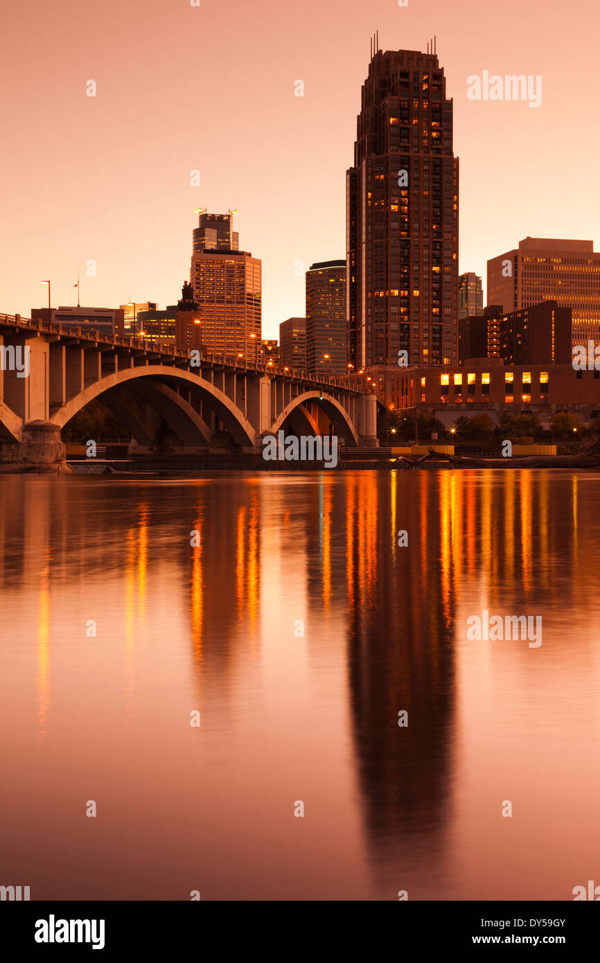 Estados Unidos, Minnesota, Minneapolis, horizonte en la Tercera Avenida Puente del Río Mississippi al atardecer Foto de stock