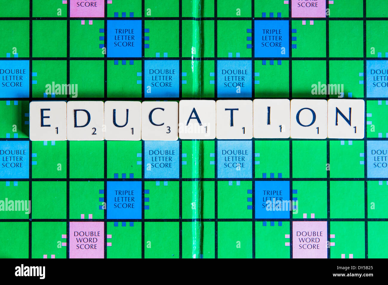 Palabras escritas en un tablero de Scrabble Fotografía de stock Alamy