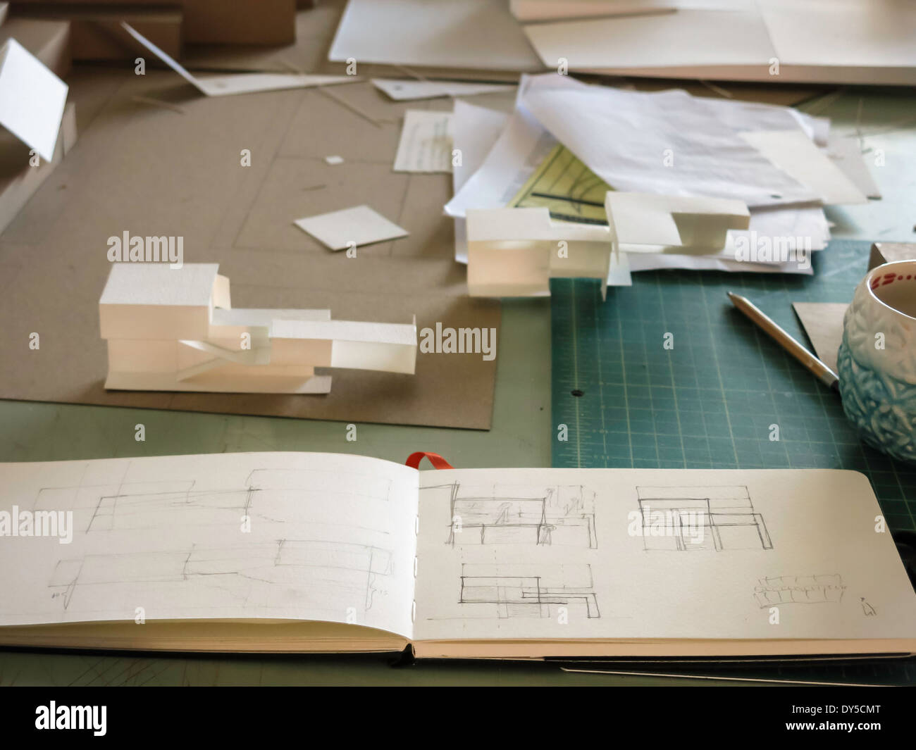 La construcción de modelos, sketch books, Dibujo, aula de estudio del Departamento de Arquitectura de la Universidad de Florida, Gainesville, FL, EE.UU. Foto de stock