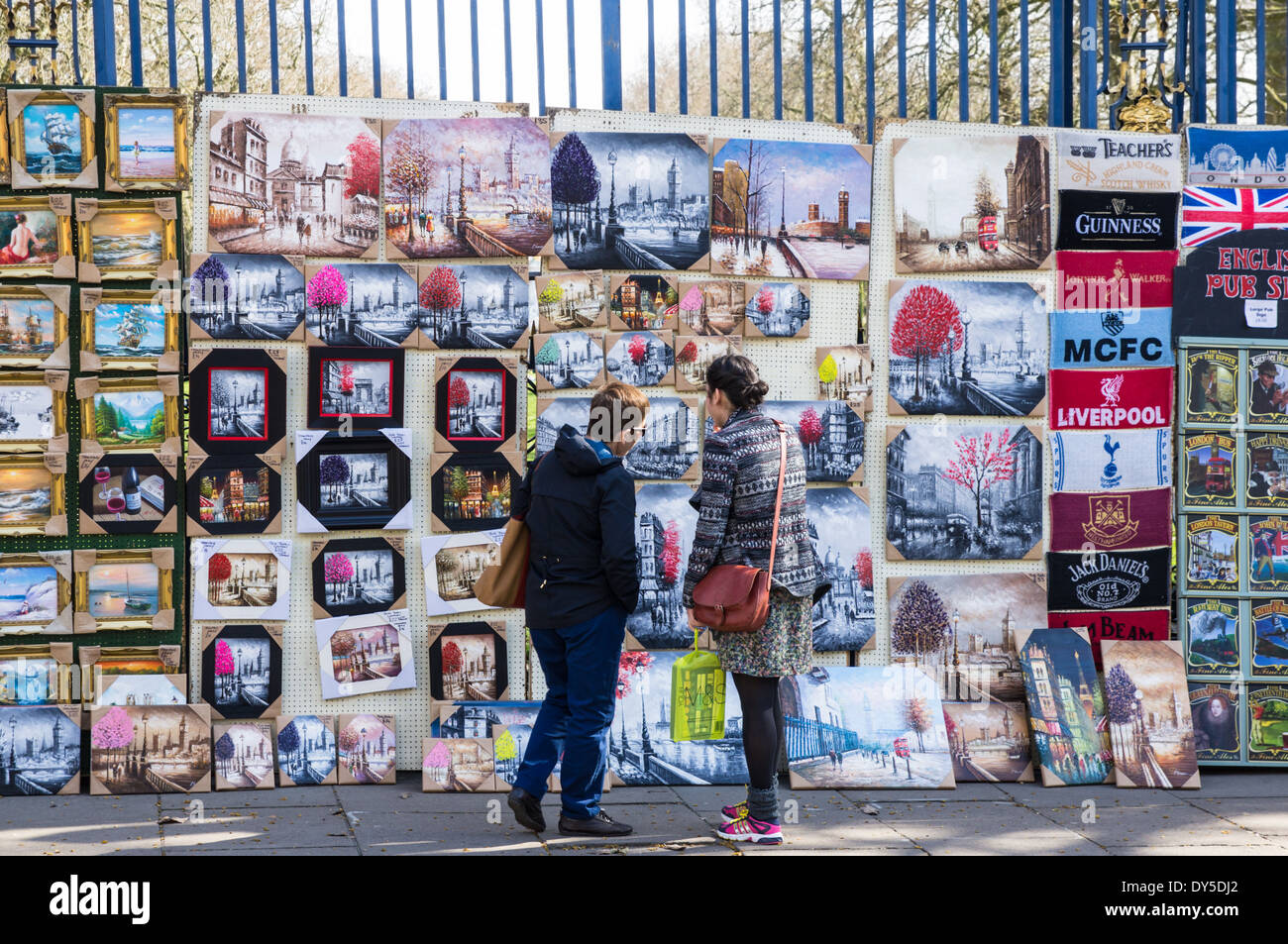 Pinturas en venta de vendedores ambulantes por la entrada de Green Park de Londres England Reino Unido Foto de stock