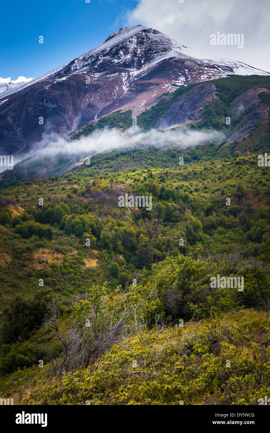 El pico de la montaña, cerca del Parque Nacional Los Glaciares en la Patagonia, Argentina Foto de stock
