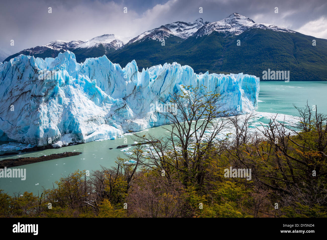 El Glaciar Perito Moreno es un glaciar ubicado en el Parque Nacional Los Glaciares, en el sudoeste de la provincia de Santa Cruz, Argentina. Foto de stock