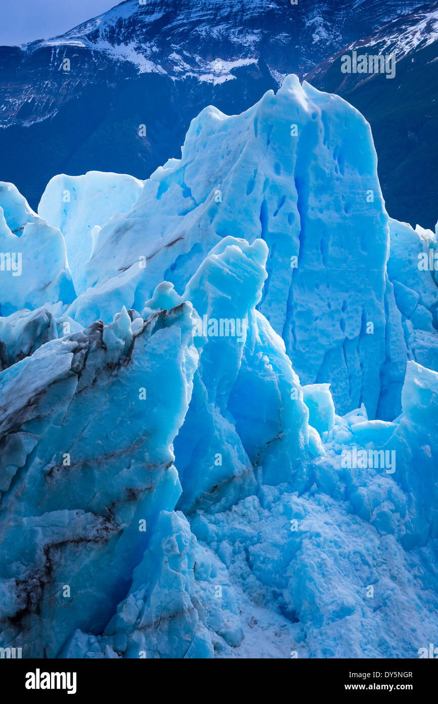 El Glaciar Perito Moreno es un glaciar ubicado en el Parque Nacional Los Glaciares, en el sudoeste de la provincia de Santa Cruz, Argentina. Foto de stock