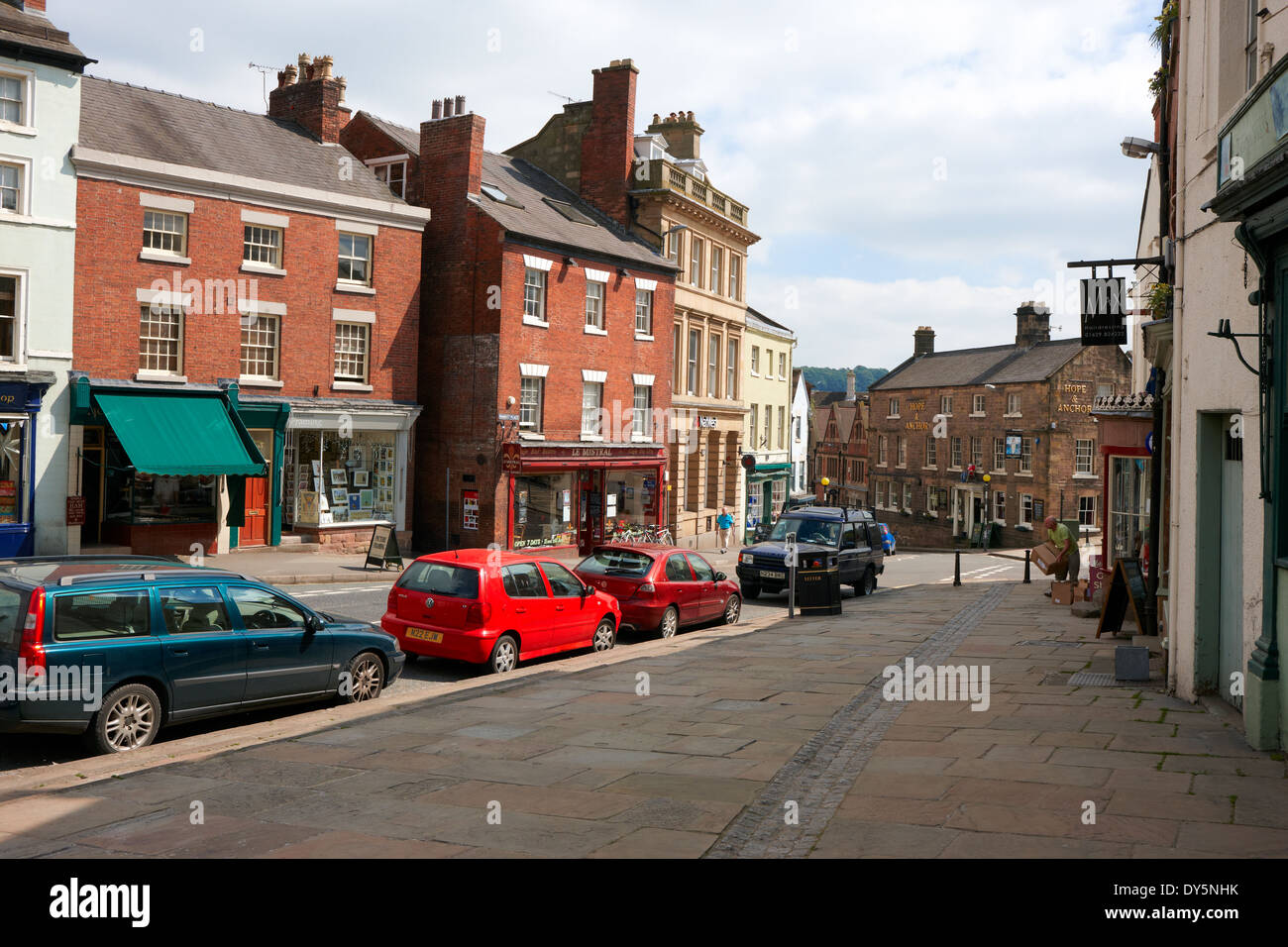 St John's Street en el centro de la ciudad de Wirksworth, Derbyshire, Reino Unido Foto de stock