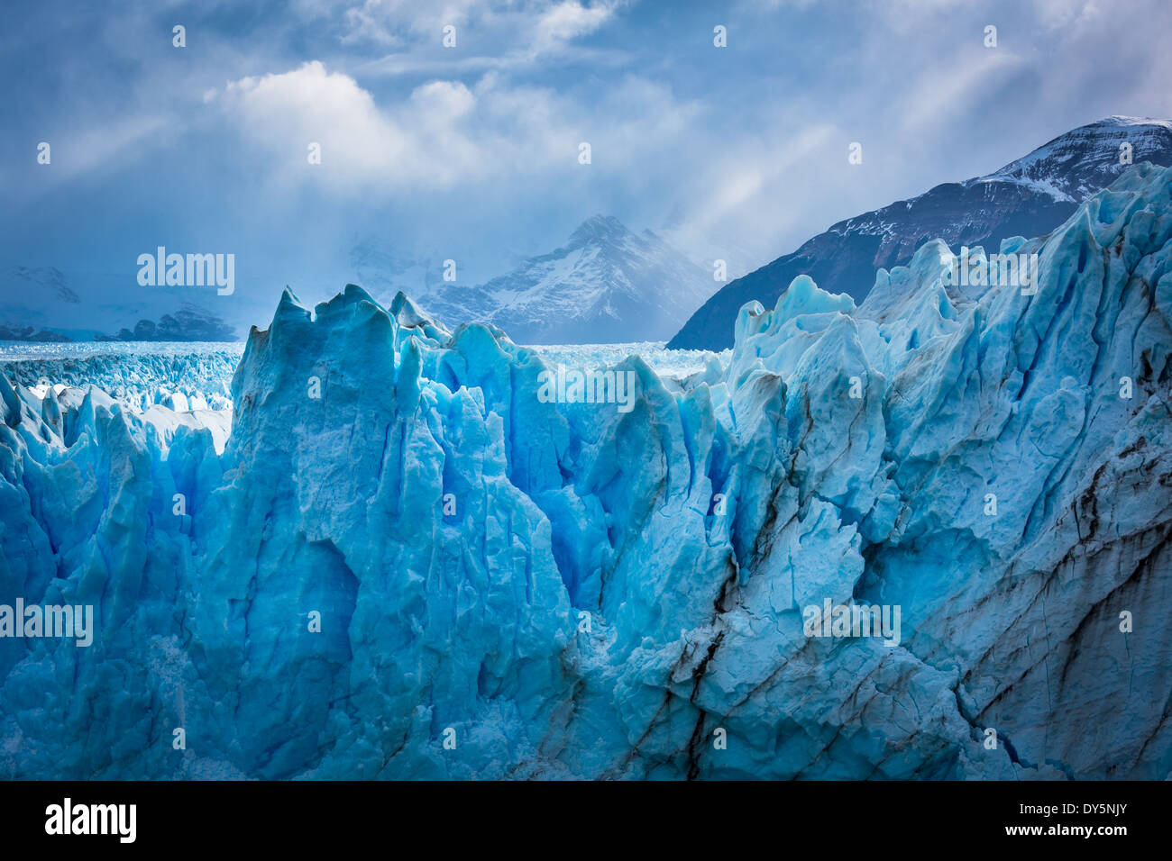 El Glaciar Perito Moreno es un glaciar ubicado en el Parque Nacional Los Glaciares, en el sudoeste de la provincia de Santa Cruz, Argentina. Foto de stock