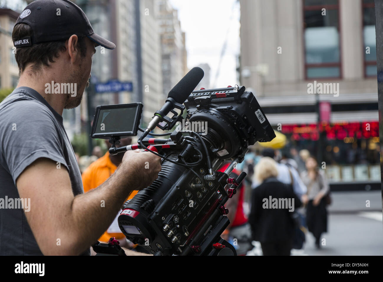 El camarógrafo que trabajan en las calles de Nueva York con una cámara de  vídeo en Red One Fotografía de stock - Alamy