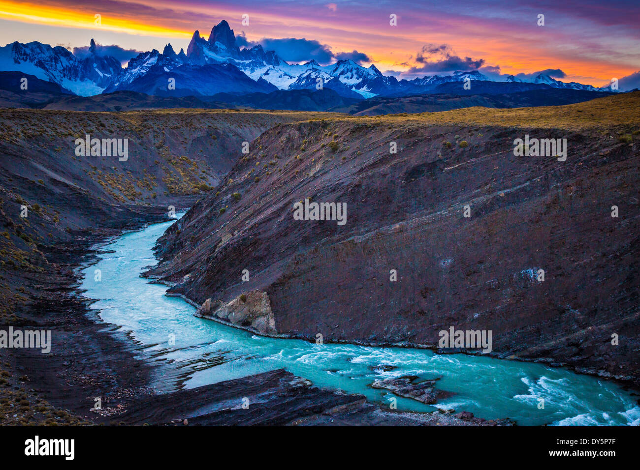 Monte Fitz Roy es una montaña situada cerca de la localidad de El Chaltén, Patagonia, Argentina Foto de stock