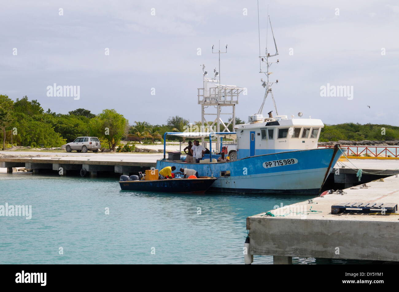 Barco pesquero en puerto en Barbuda, Antigua y Barbuda, Islas de Sotavento, Antillas, Caribe, América Central Foto de stock