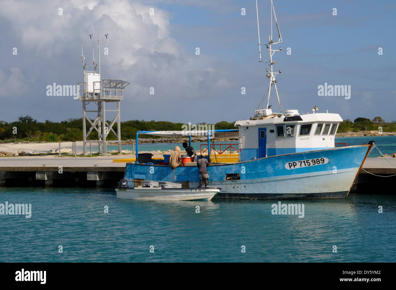 Barco pesquero en puerto en Barbuda, Antigua y Barbuda, Islas de Sotavento, Antillas, Caribe, América Central Foto de stock