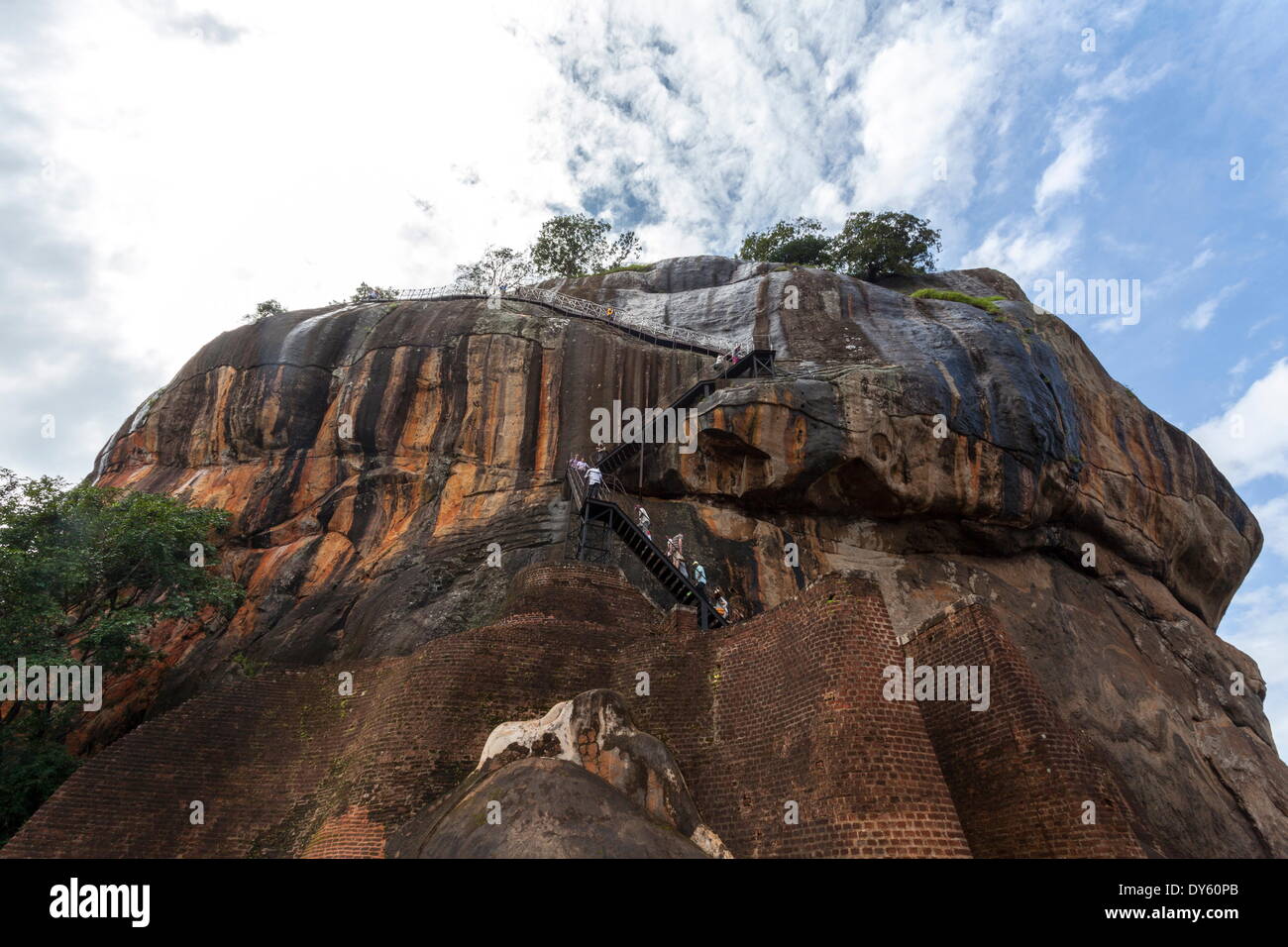 Los turistas ascendente (León de Sigiriya Rock), Sitio de Patrimonio Mundial de la UNESCO, Sri Lanka, Asia Foto de stock