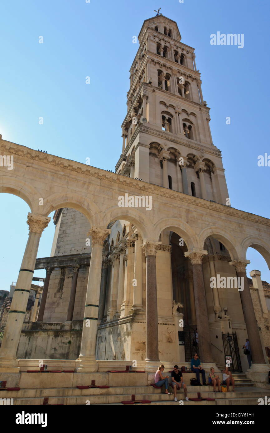 Los turistas, Palacio de Diocleciano y la torre del campanario de la catedral de san Domnio (St Duje), Old Town, Split, Croacia, Dalmacia Central Foto de stock