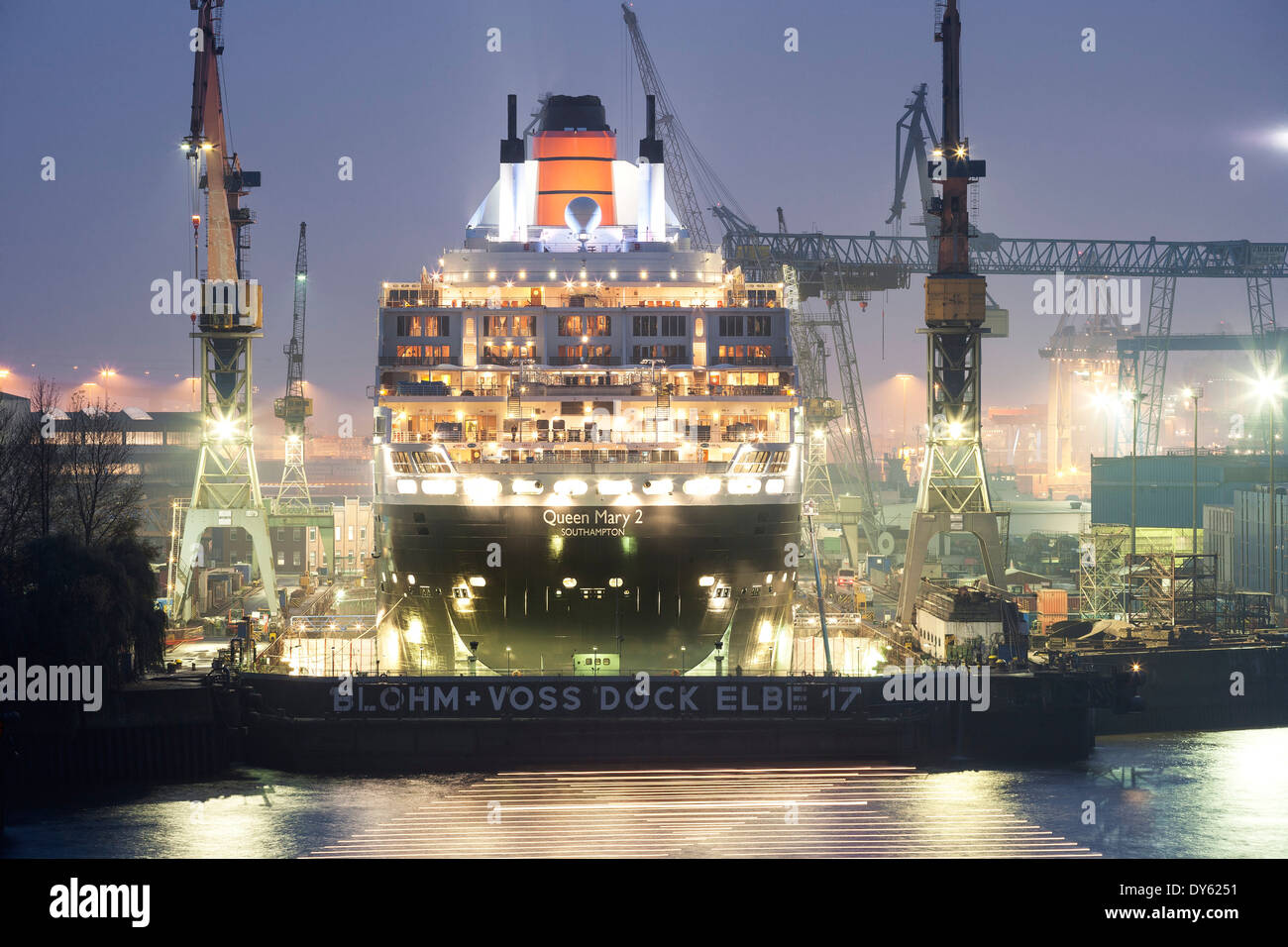 Vista hacia Blohm y Voss Dock 17 Elba con el Queen Mary 2, el puerto de Hamburgo, la Ciudad Hanseática de Hamburgo, Alemania, Europa Foto de stock