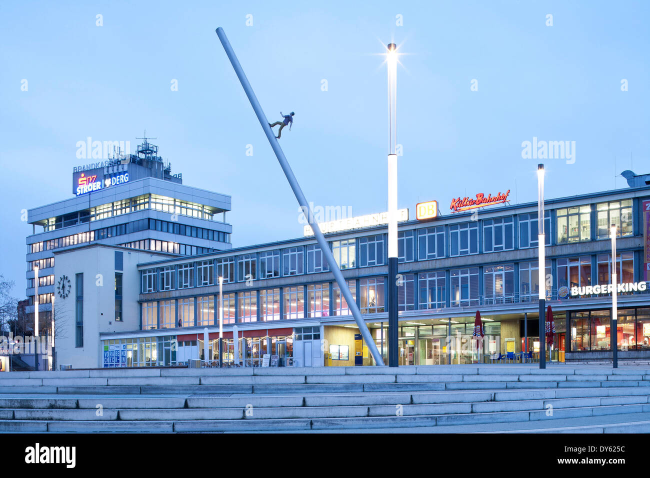 La estación central de Kassel, Kassel Kulturbahnhof Himmelsstuermer con una obra de arte, el hombre caminando hacia el cielo, se dio cuenta del documento Foto de stock