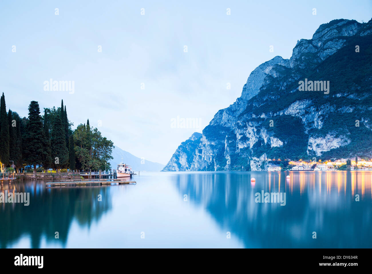 El Lago de Garda en Riva del Garda Trentino, Italia, Europa Foto de stock