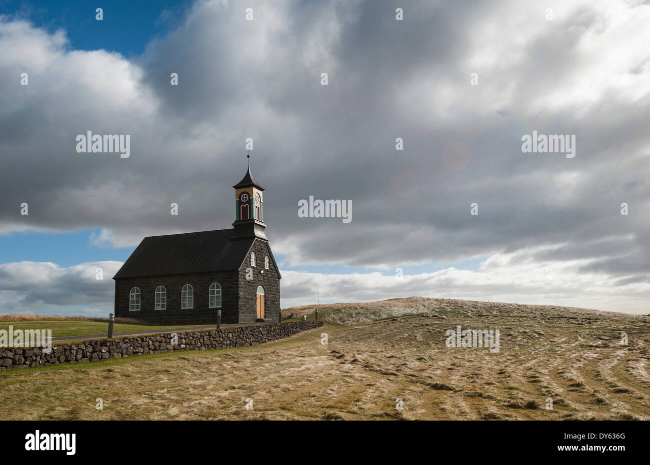 Iglesia en piedra Hvalneskirkja Hvalnes, península de Reykjanes, Islandia, las regiones polares Foto de stock