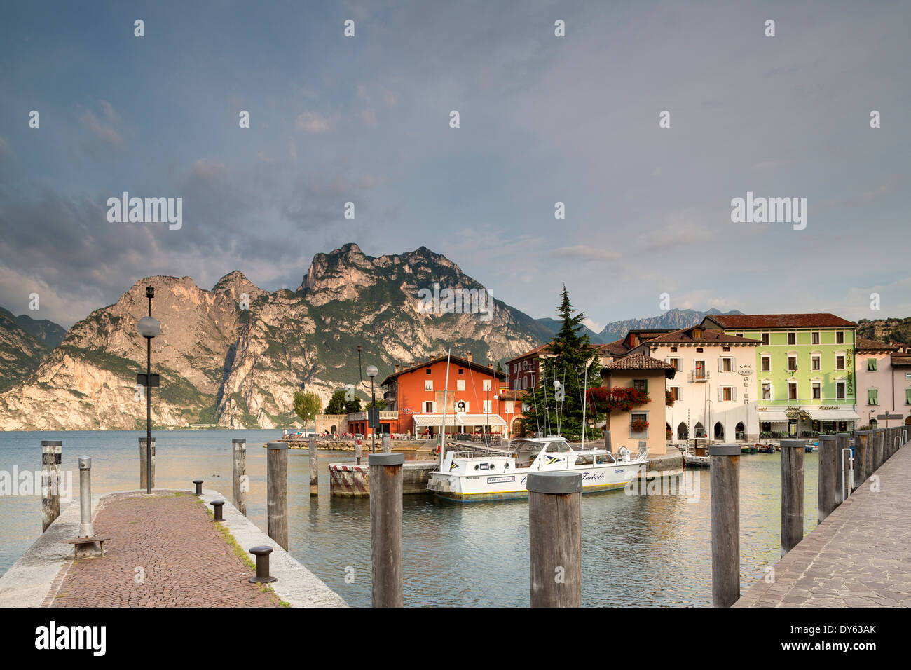 Puerto de Torbole, Lago de Garda, Trentino, Italia, Europa Foto de stock