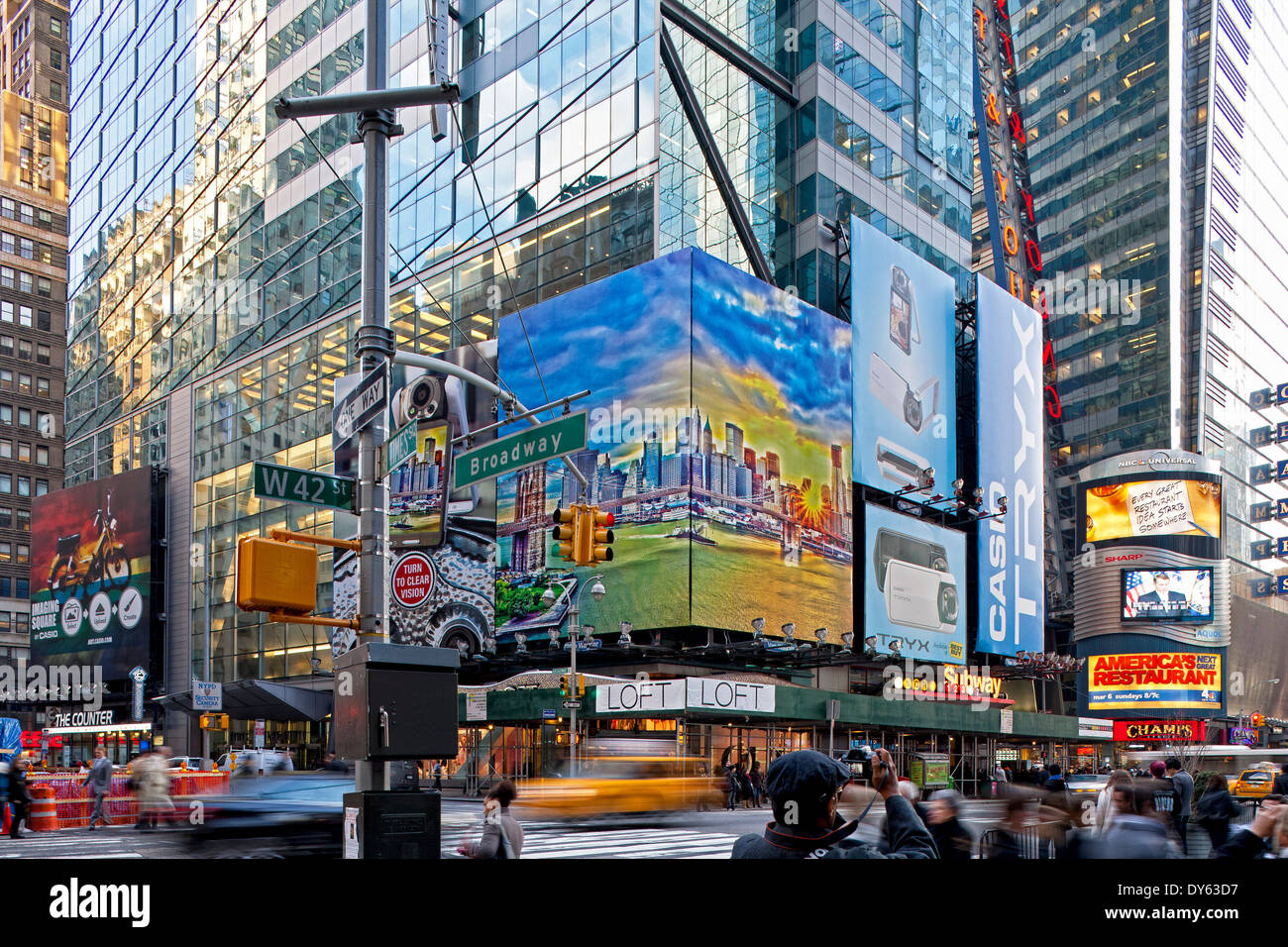 Esquina de la calle 42 y Broadway, Manhattan, Ciudad de Nueva York, Nueva York, América del Norte, EE.UU. Foto de stock