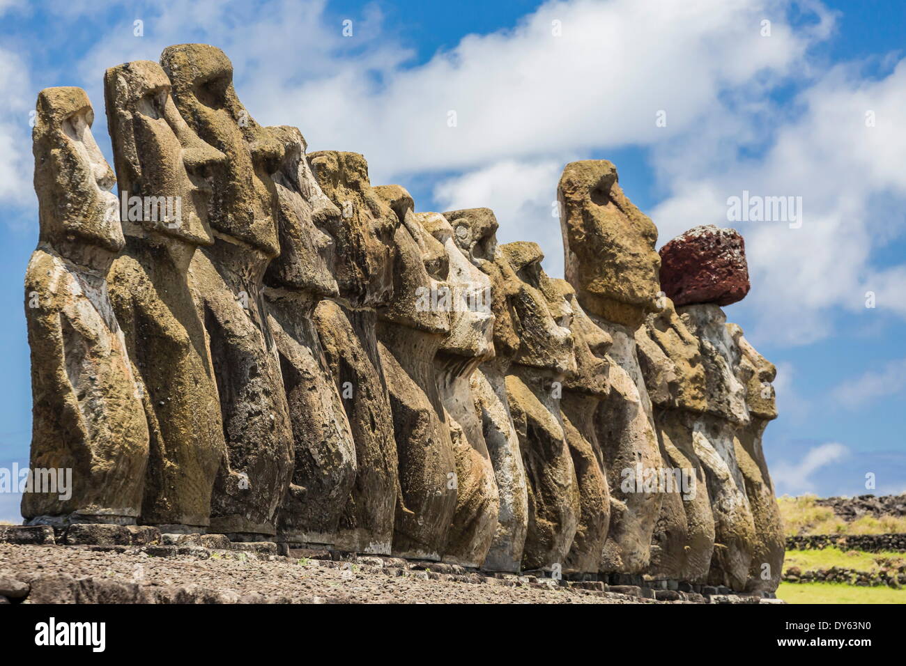 Quince moais restaurados en el sitio ceremonial de Ahu Tongariki en la Isla de Pascua (Isla de Pascua) (Rapa Nui), la UNESCO Sitio, Chile Foto de stock
