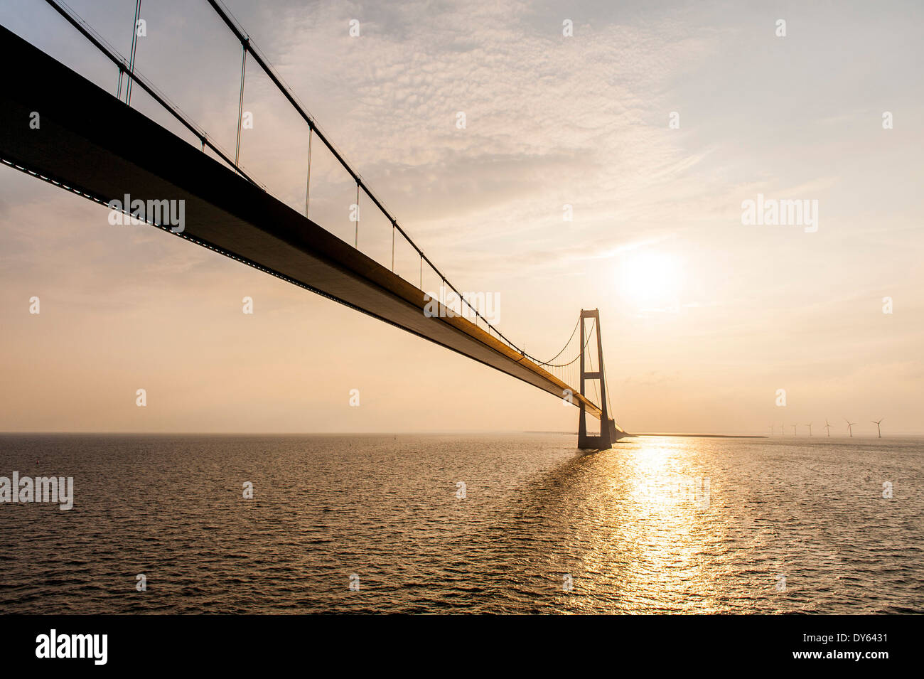 Puente de Oresund entre Scania y Danmark durante la puesta de sol, mar Báltico, Mar de Oresund, Scandinavien Foto de stock