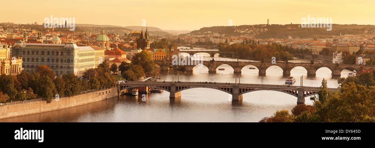 Los puentes del río Moldava incluyendo Puente Charles, sitio de la UNESCO, y el casco antiguo de la ciudad con la Torre del Puente de la Ciudad Vieja de Praga, República Checa Foto de stock