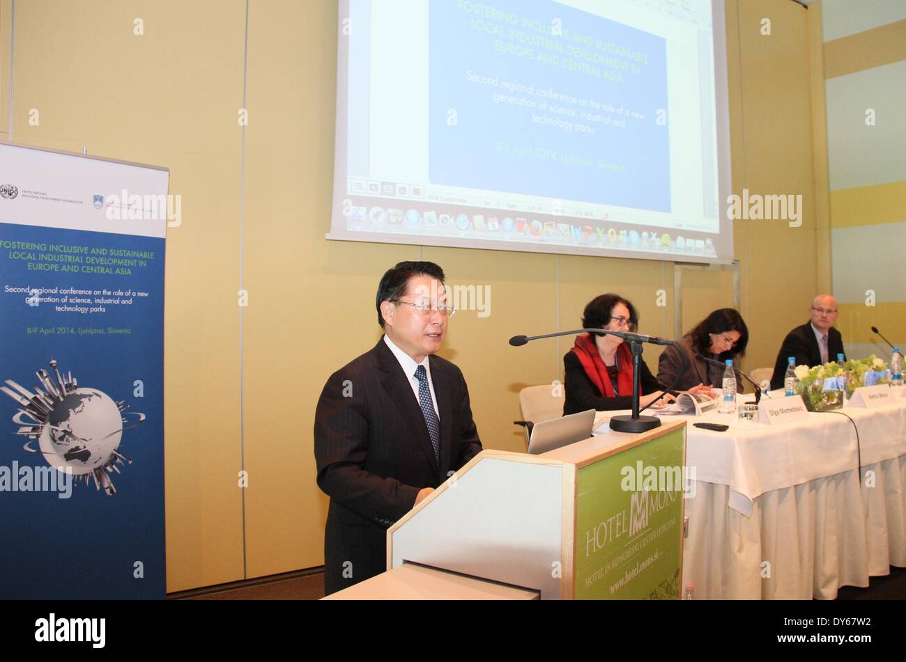 Ljubljana, Eslovenia. 8 abr, 2014. Organización de las Naciones Unidas para  el Desarrollo Industrial (ONUDI) Director General Li Yong (L) habla en la  apertura de la segunda Conferencia Regional sobre la nueva