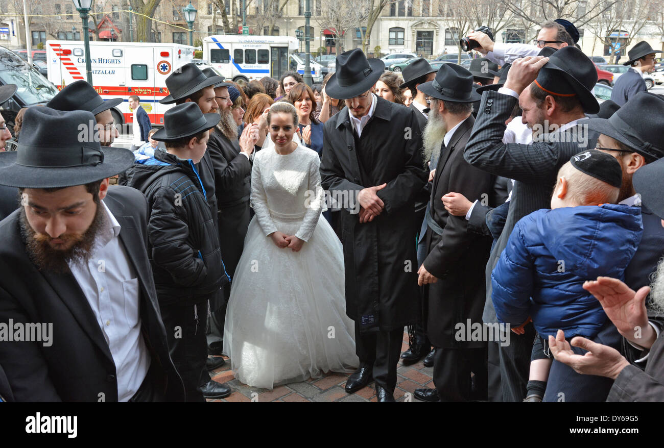Una judía religiosa ortodoxa de la novia y el novio momentos después de su ceremonia de boda en Lubavitch sede en Brooklyn, Nueva York Foto de stock