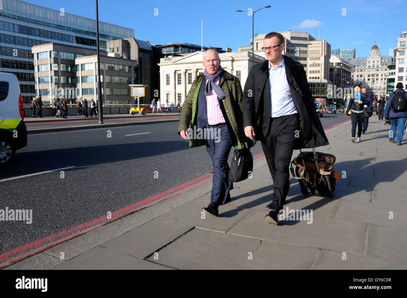 Londres, Inglaterra, Reino Unido. Dos hombres caminando a través de London Bridge. Foto de stock