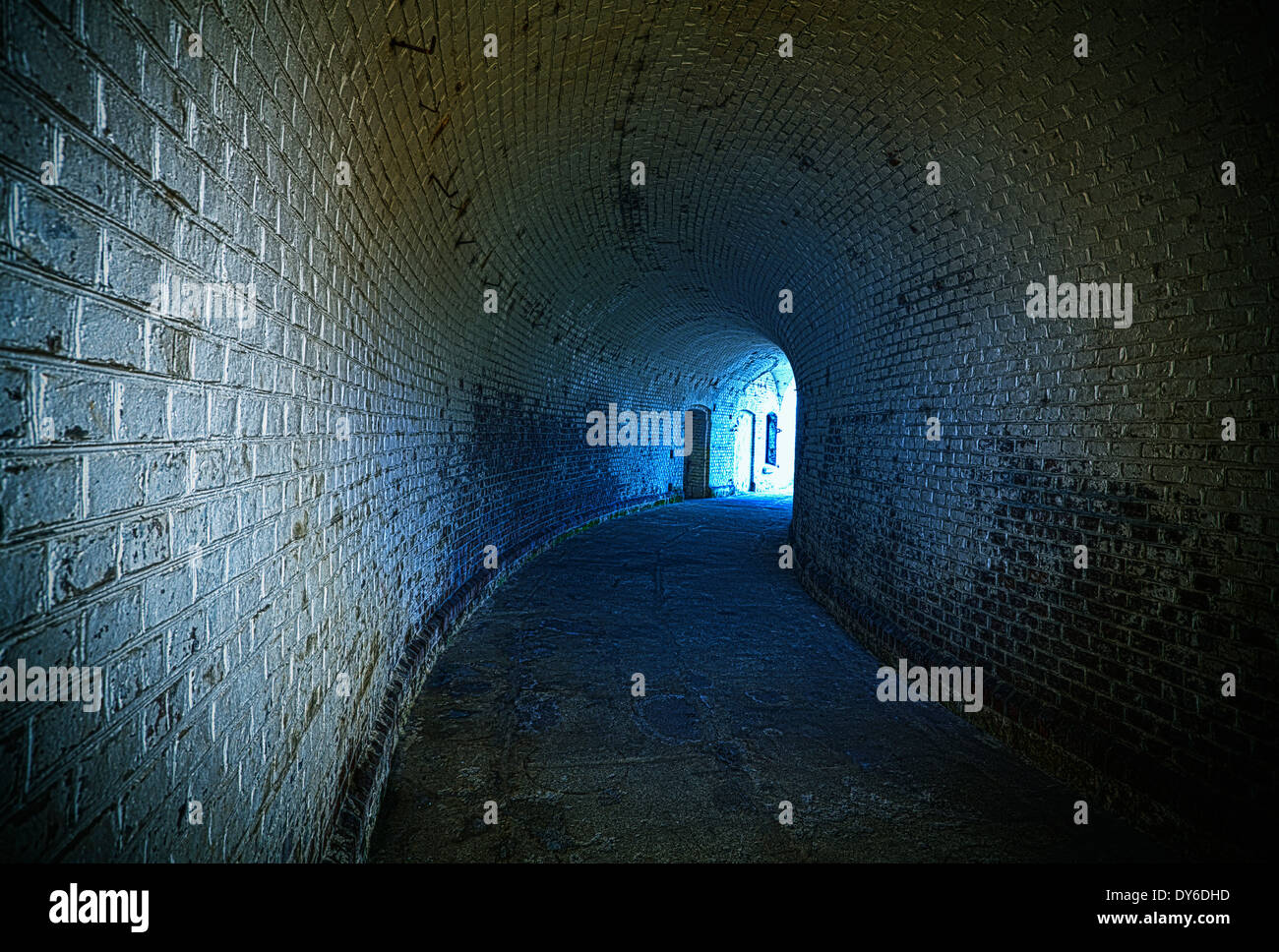 Antiguo túnel desolado con azul efecto radiante, procesamiento HDR. Foto de stock