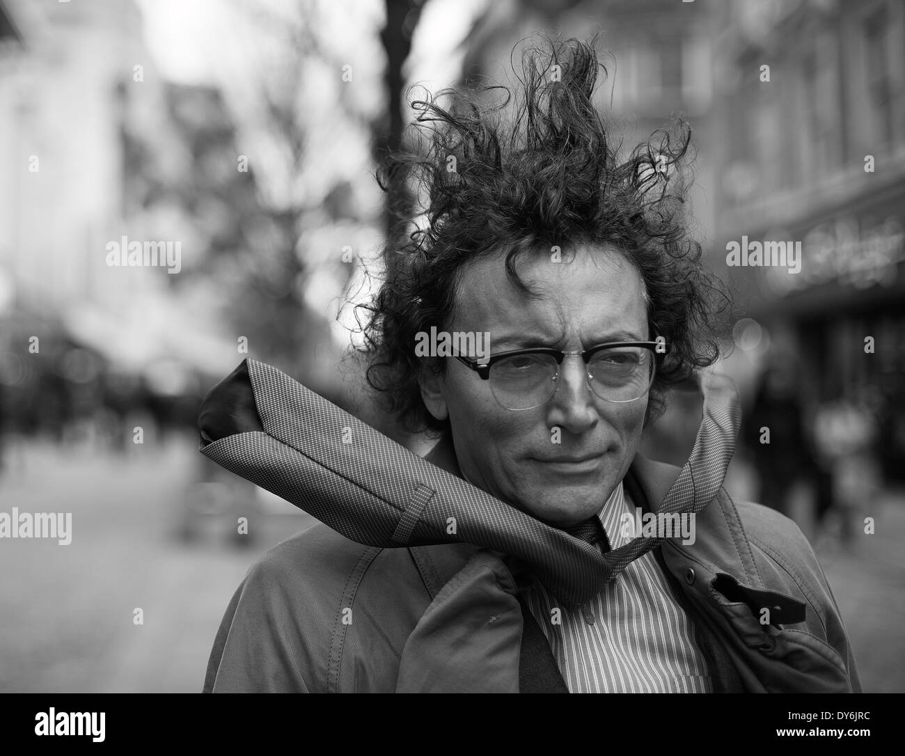 Retrato de un hombre en Manchester con viento muy fuerte Foto de stock