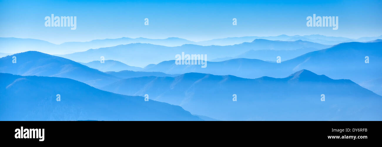 Misty horizontes tonos azules - montaña macedonio Foto de stock