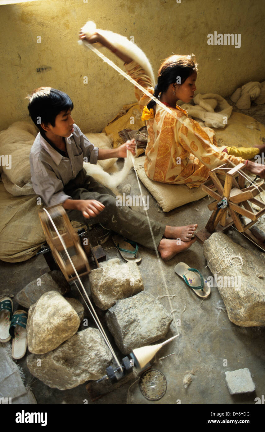 Nepal Katmandú , los niños trabajan en la industria de alfombras, niños  spin lana para el tejido de alfombras Fotografía de stock - Alamy
