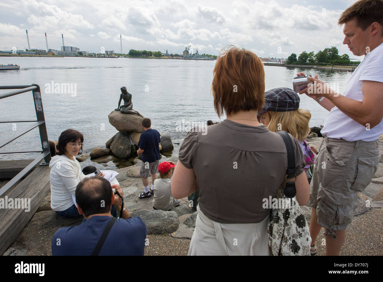 Turistas mirando la atracción turística de Copenhague, la Sirenita, 'Den Lille Havfrue'. Foto de stock