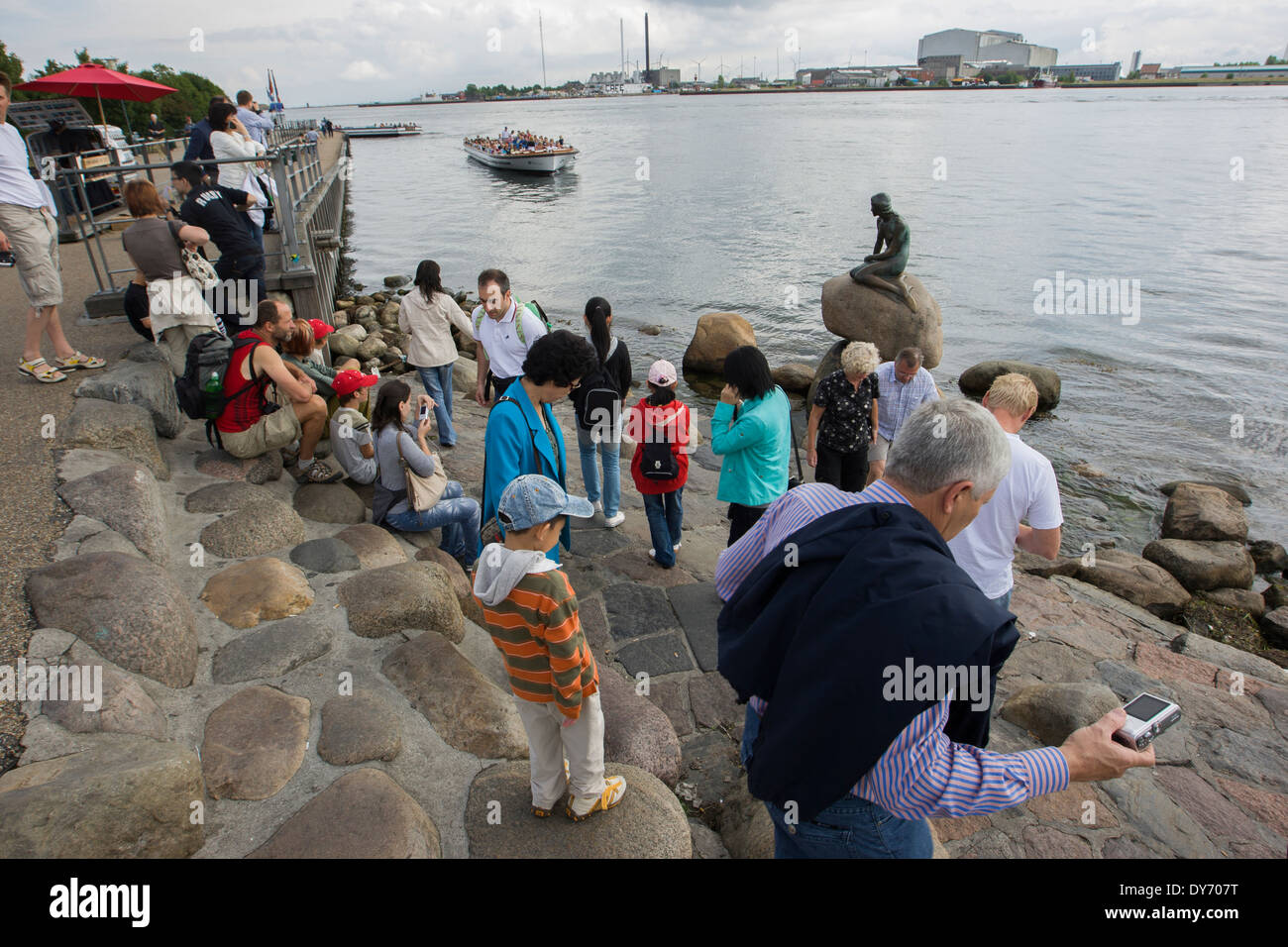 Turistas mirando la atracción turística de Copenhague, la Sirenita, 'Den Lille Havfrue'. Foto de stock