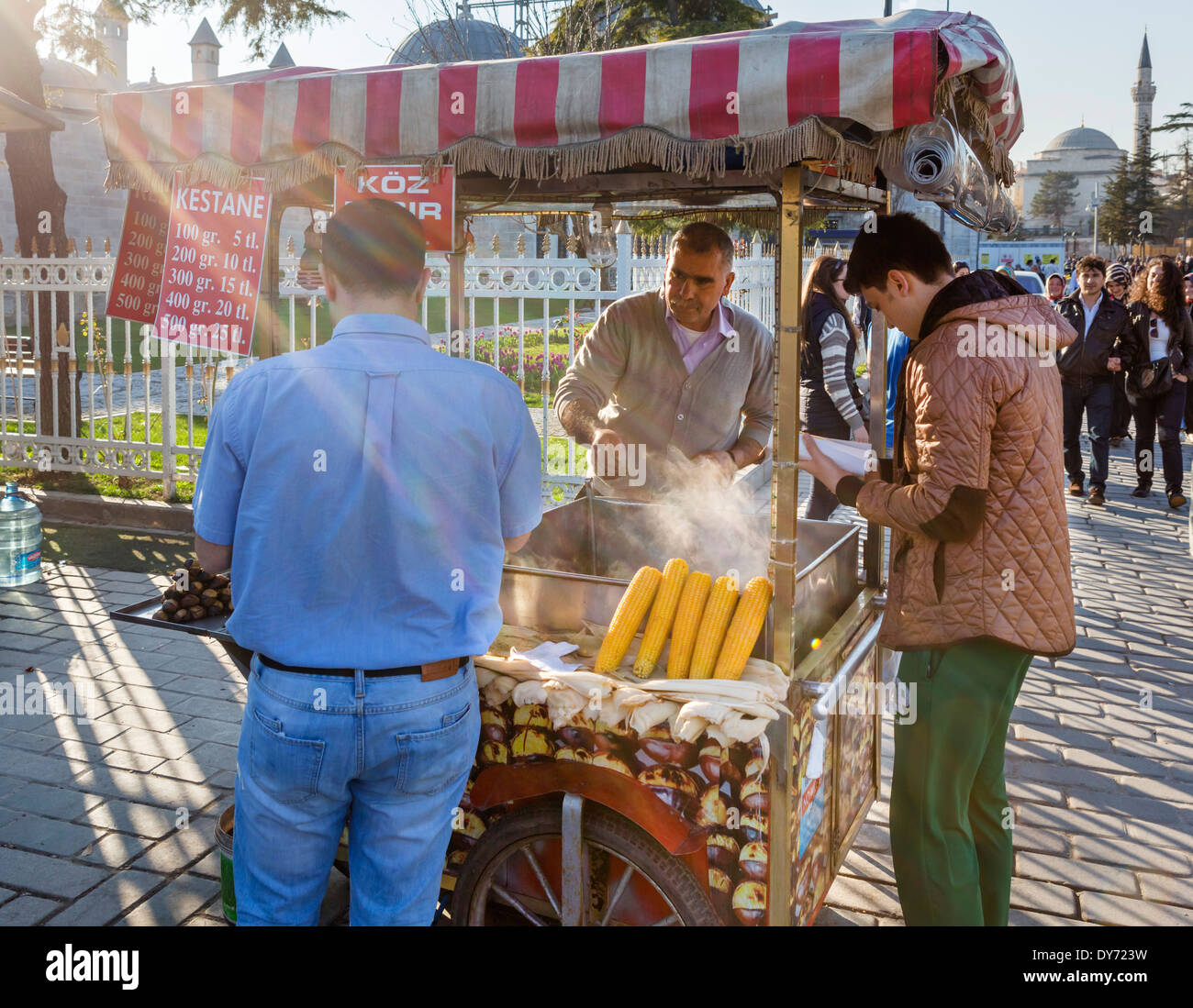 Vendedores ambulantes vendiendo maíz en la mazorca y castañas asadas en Sultanahmet Park, el distrito de Sultanahmet, en Estambul, Turquía Foto de stock