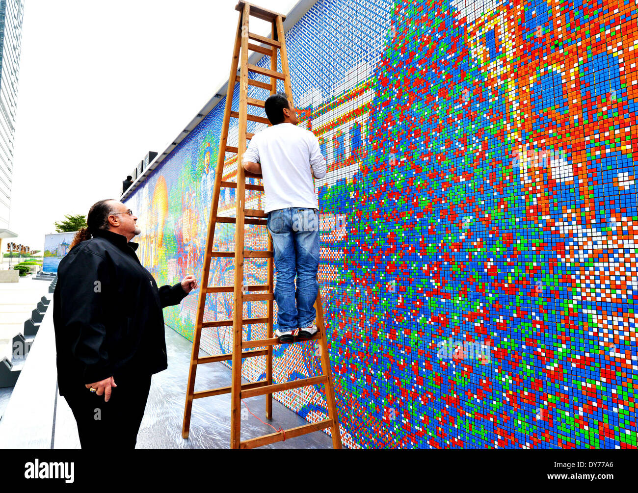 CubeWorks ha establecido un nuevo Récord Mundial de Guinness para "mosaico  de Cubo de Rubik más grande jamás creado' con 85.794 Cubos de Rubik para  recrear la silueta de la ciudad de