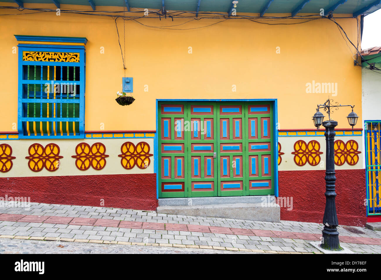 Antigua casa colorida en Guatape, Colombia Foto de stock
