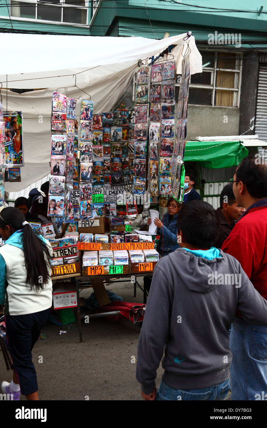 Puesto de venta de CDs y DVDs de películas piratas en la calle del mercado,  La Paz, Bolivia Fotografía de stock - Alamy