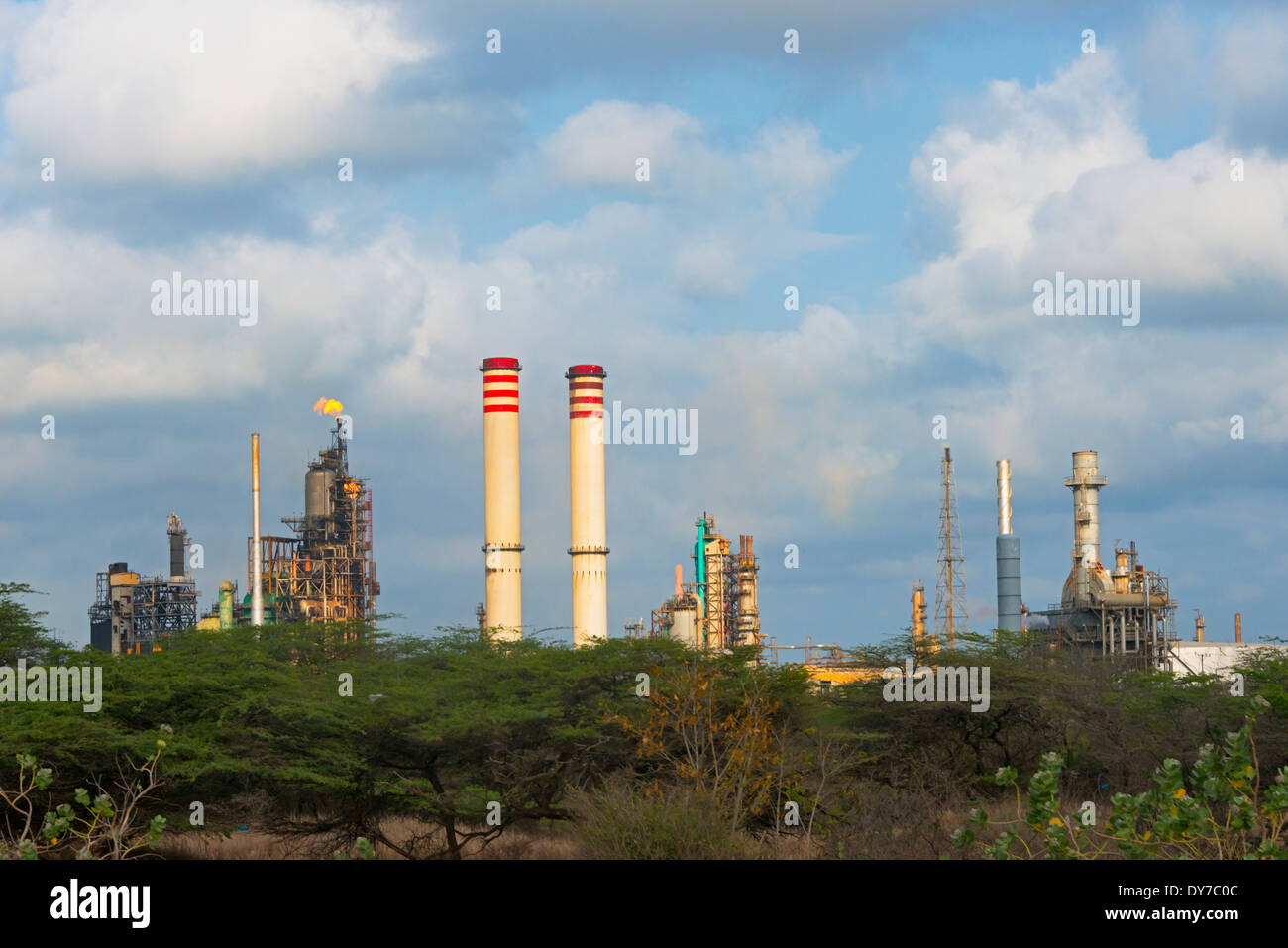Planta de refinería de petróleo, la ciudad de Coro, estado Falcón, Venezuela Foto de stock