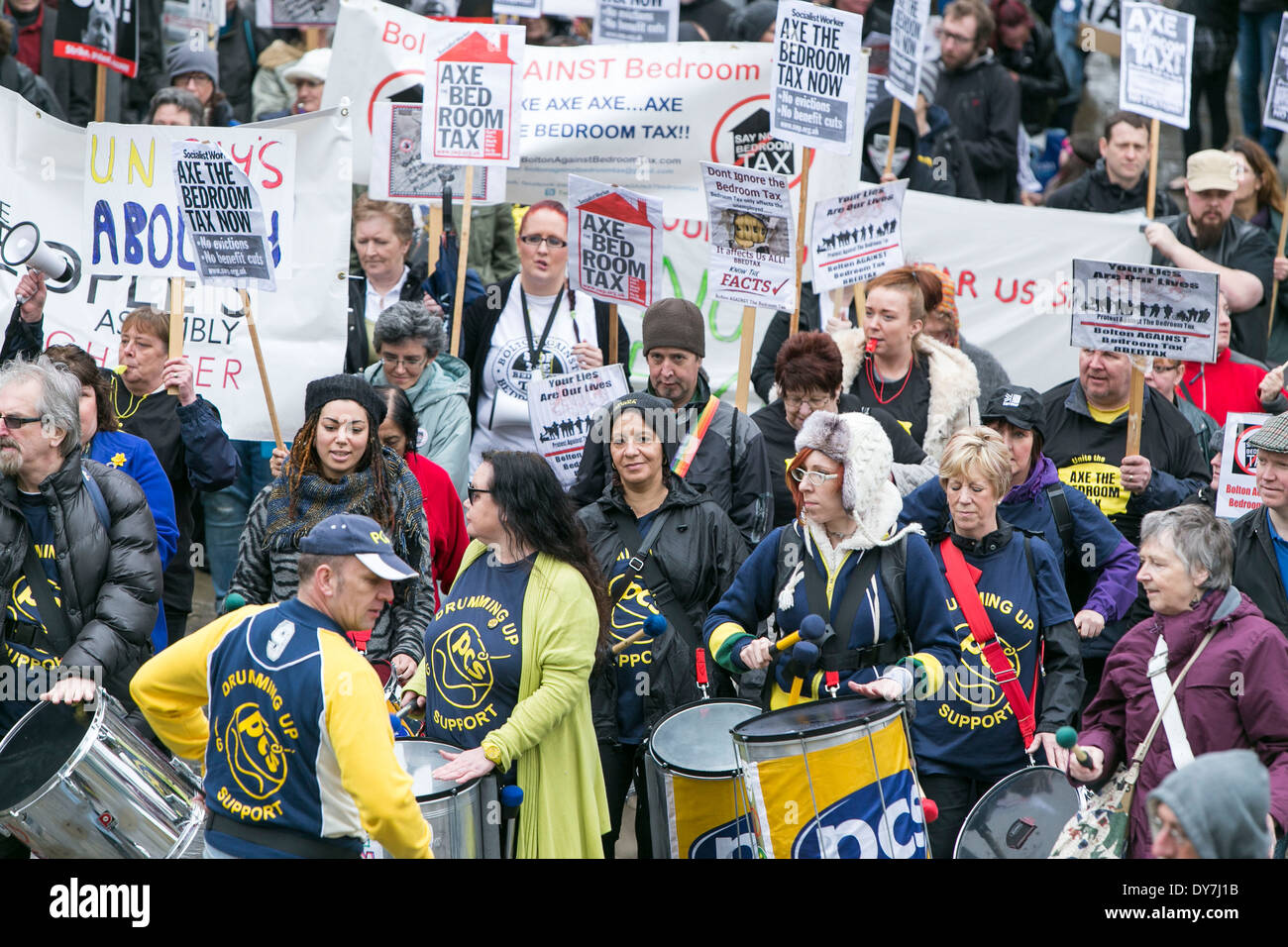 Los manifestantes de marzo a través del centro de la ciudad de Manchester de hoy (Sábado 05/04/14) en oposición a la habitación Impuestos. Foto de stock