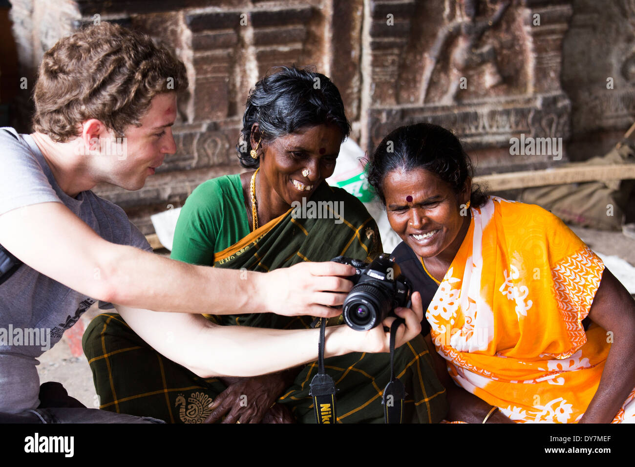Turista muestra su foto a la mujer hindú en Ammán Templo Meenakshi, Madurai, India Foto de stock