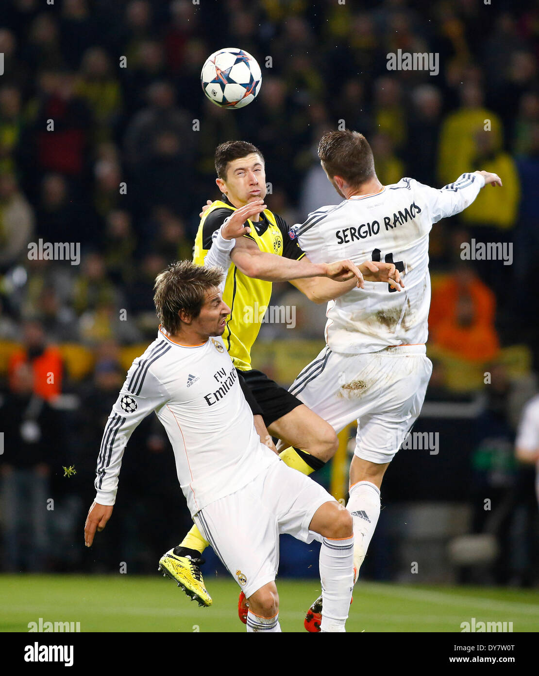 Dortmunds Robert Lewandowski (M) salta de un cabezal contra Fabio Coentrao (L) y Sergio Ramos en los cuartos de final de la Liga de Campeones de la UEFA partido entre el