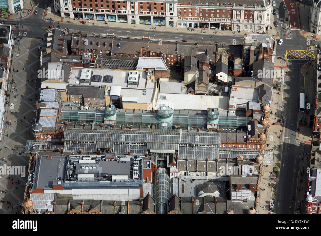 Vista aérea del Barrio Victoriano de Leeds con el condado de Arcade y Thornton's Arcade que discurren entre Briggate & Vicario Lane Foto de stock