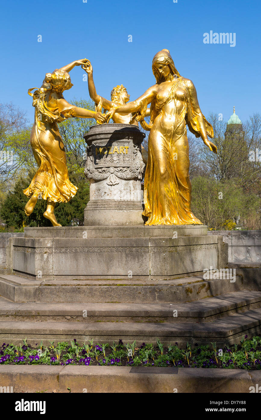 Mozartbrunnen con fuente cifras 'gracia', 'Serenity', 'Gravedad' Blüherpark, Dresde, Sajonia, Alemania Foto de stock