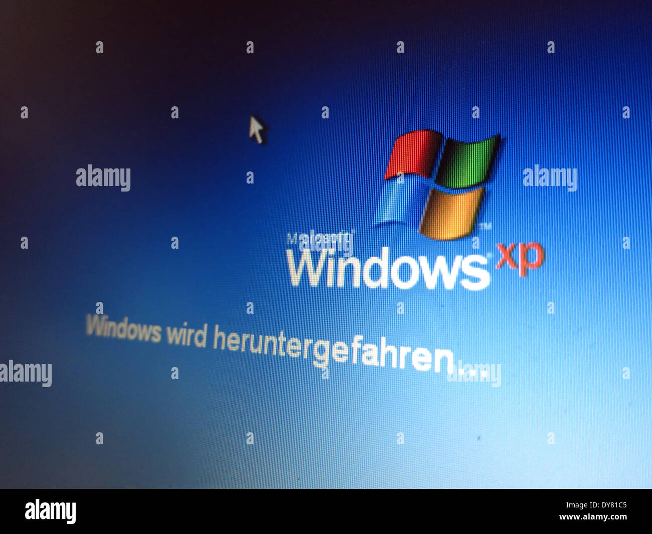 Pato Limpia la habitación piso Kassel, Alemania. 30 Mar, 2014. El logotipo del sistema operativo Windows XP  está en la pantalla por encima de la palabra 'Windows wird  heruntergefahren' (lit. Windows se está cerrando) en el monitor
