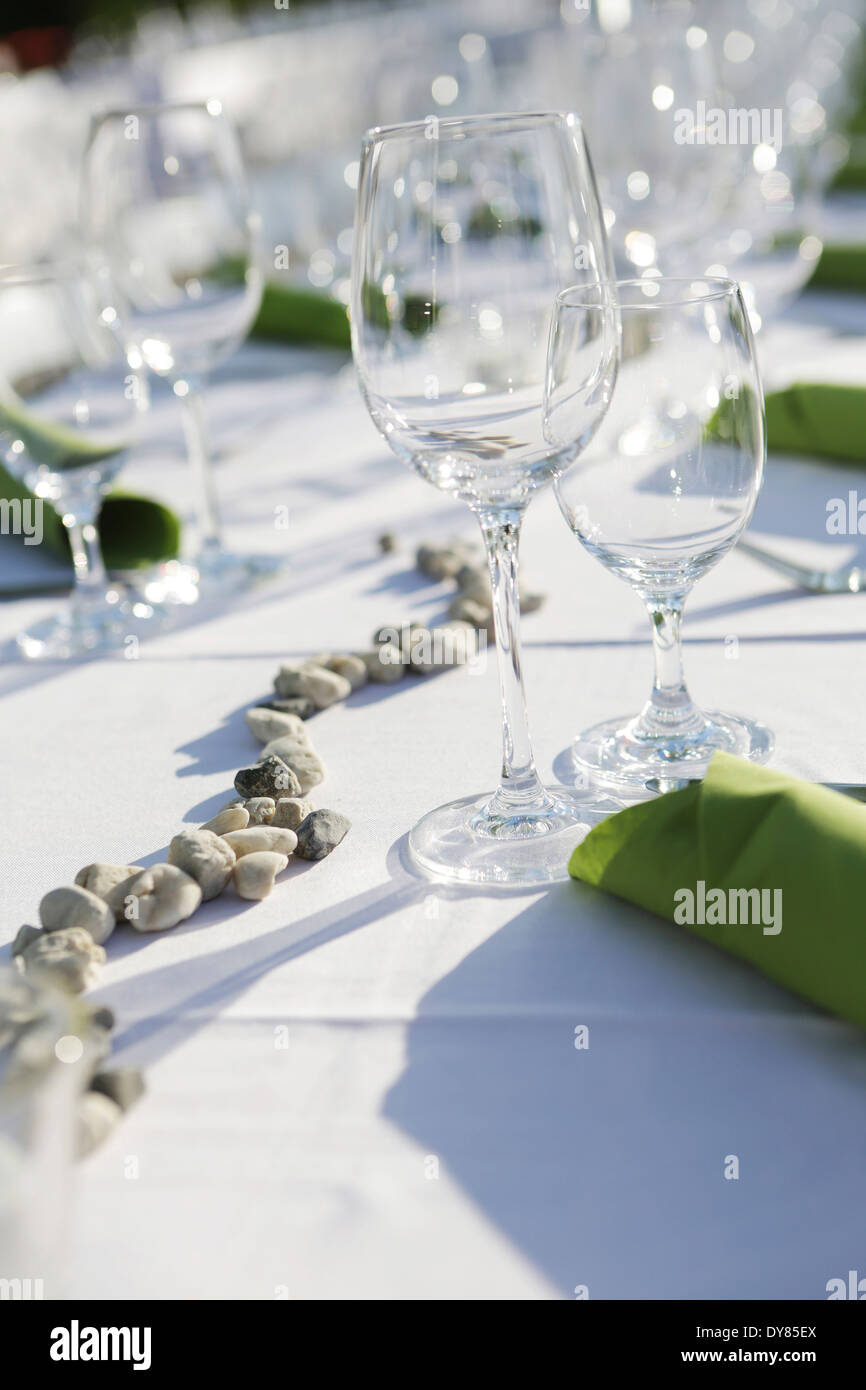 Puso la mesa con decoración festiva, verde servilletas y copas de vino,  vista parcial Fotografía de stock - Alamy