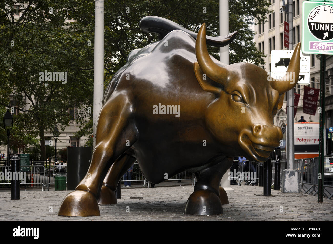 Toro de carga a veces se denomina el Wall Street Bull o Toro Bowling Green cerca de Wall Street en el Bajo Manhattan, Ciudad de Nueva York, EE.UU. Foto de stock