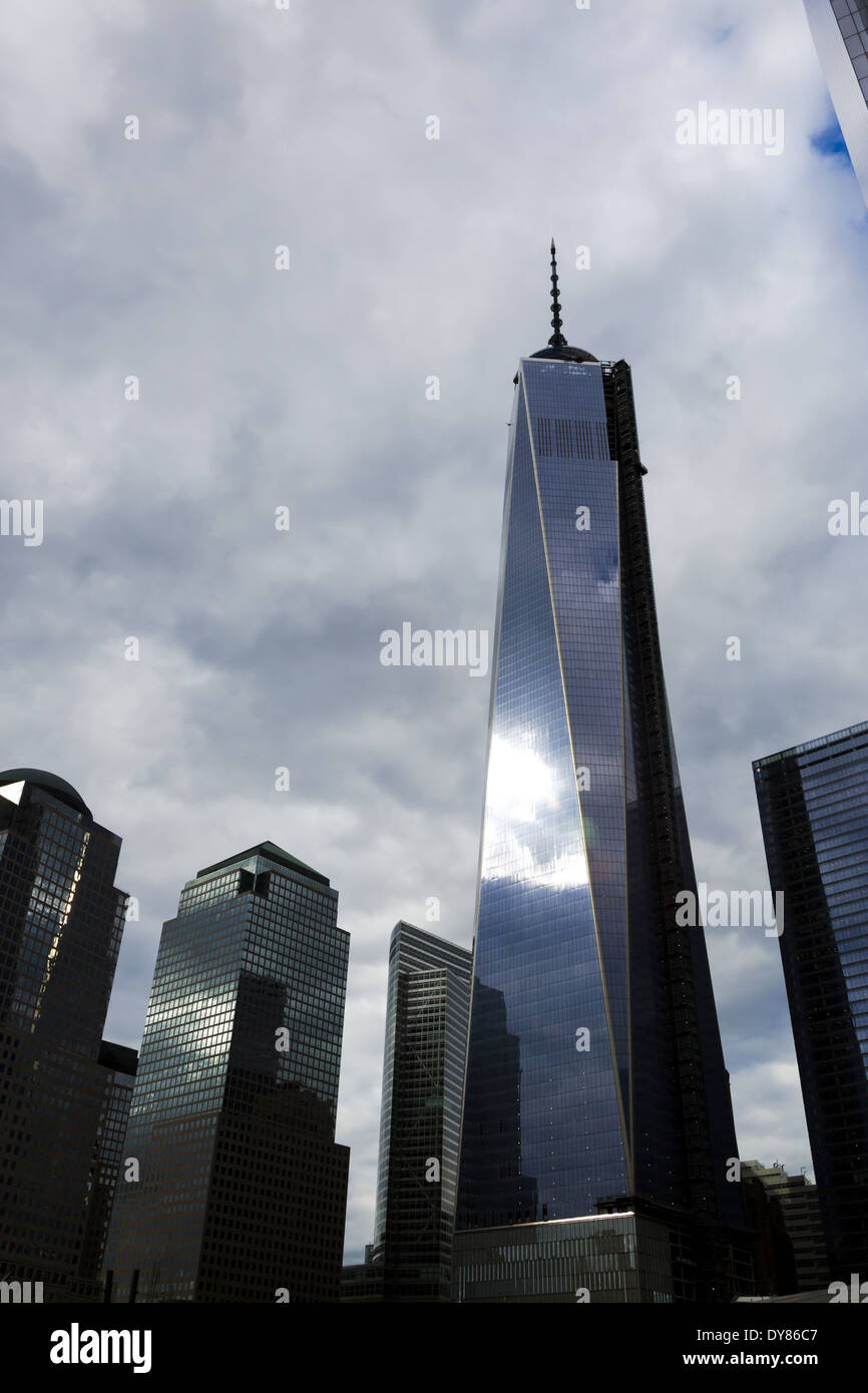 Nubes de tormenta sobre un World Trade Center World Trade Center también 1 o 1 WTC, apodado la torre de la libertad durante el primer basework, Manhattan, Nueva York, EE.UU. Foto de stock