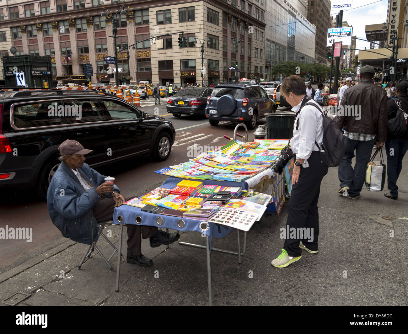 Los vendedores ambulantes de exploración femenina mercancía Nueva York