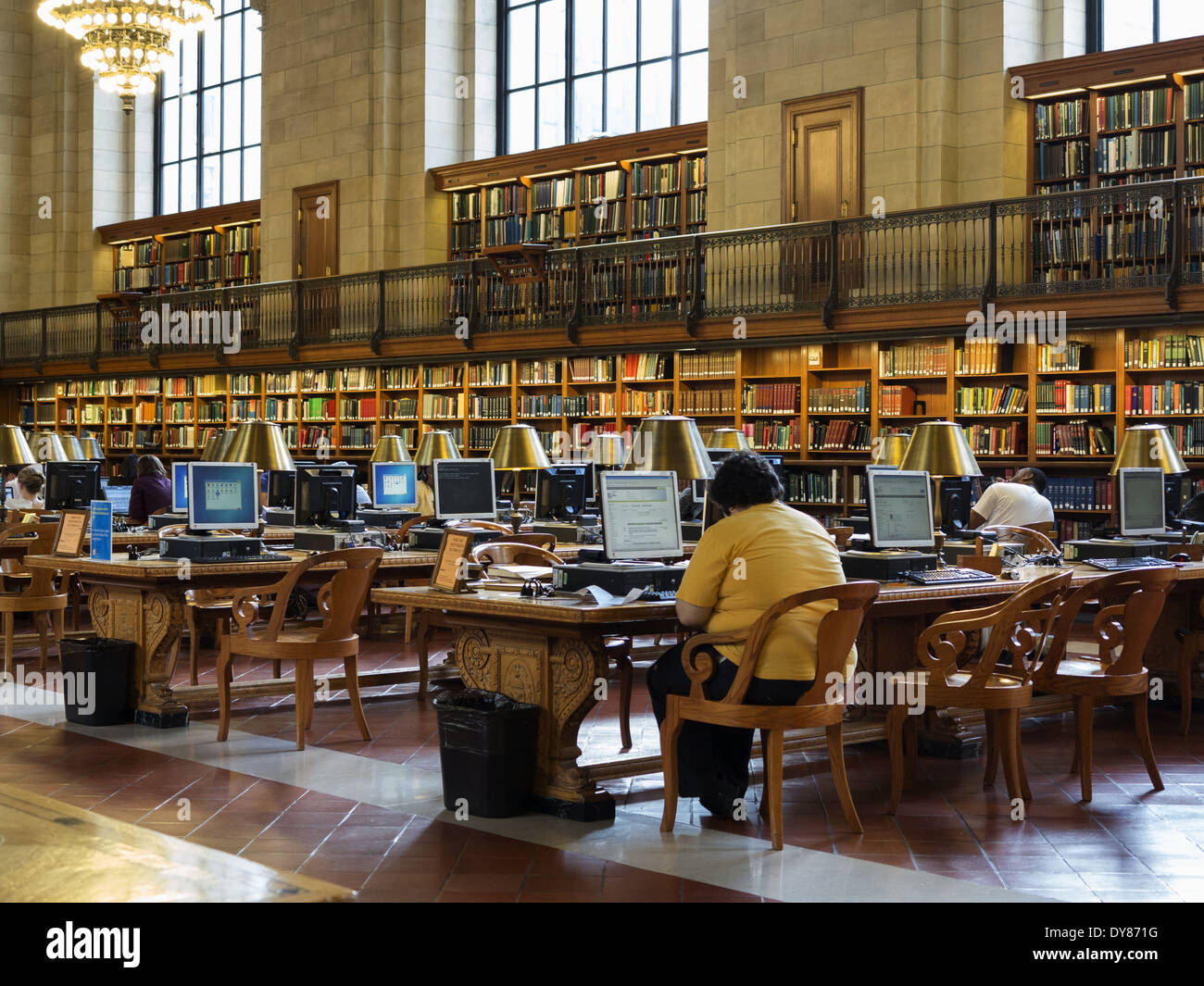 Terminales de ordenador en la sala de lectura de la Biblioteca Pública de  Nueva York, Nueva York, EE.UU Fotografía de stock - Alamy